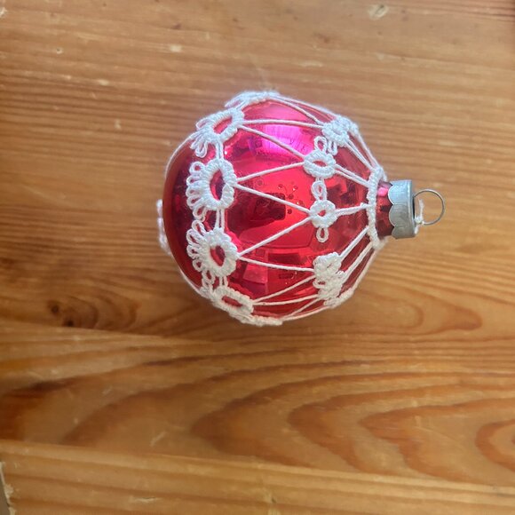 Vintage Hand Tatted Fuchsia Pink Red Glass Christmas Ornaments Set of 2 1950s - Picture 3 of 6